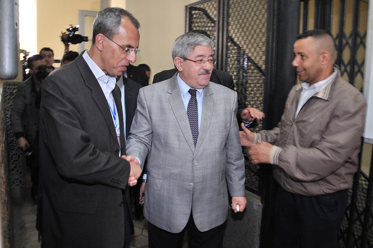 Ouyahia accueilli au bureau de vote. New Press